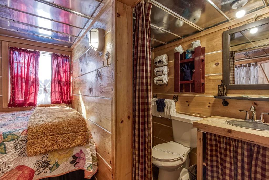 The Tiny Barn, 1089 Free Tickets Each Paid Day, Dollywood And More 세비어빌 외부 사진